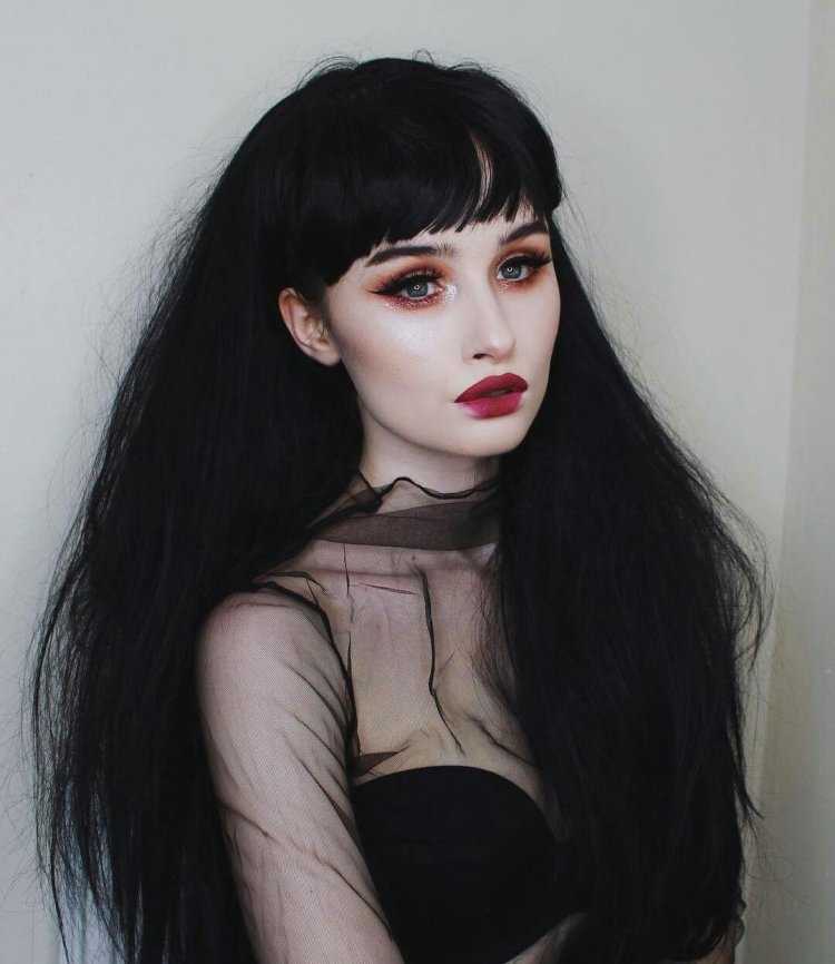 Девушка с челкой: играющая в свою удовольствие