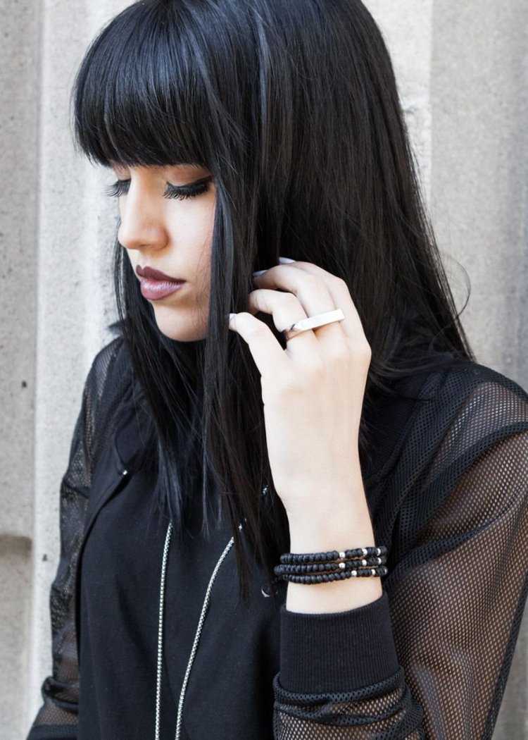 Кайли Дженнер, окруженная атмосферой соблазна с чувственной челкой