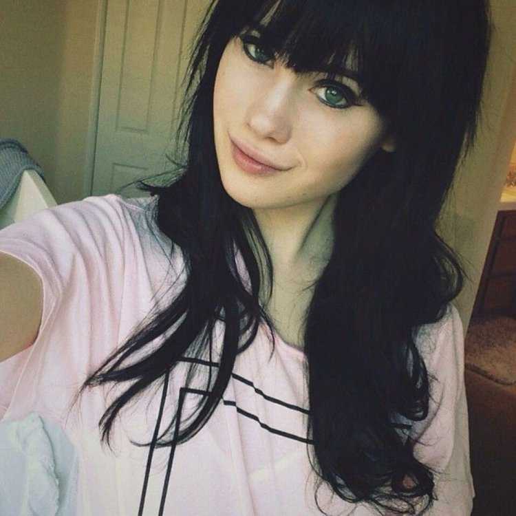 Марианна Андреевна Григорова, обольстительно шепчущая на ушко с чувственной челкой