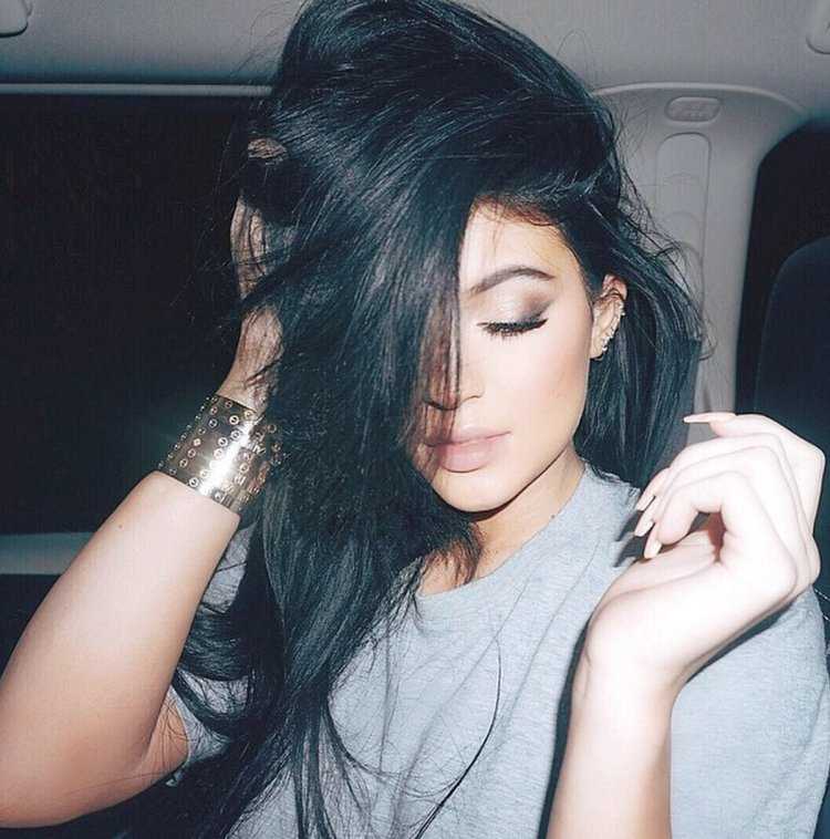 Кайли Дженнер, волнующая воображение с ее соблазнительным обликом на аву