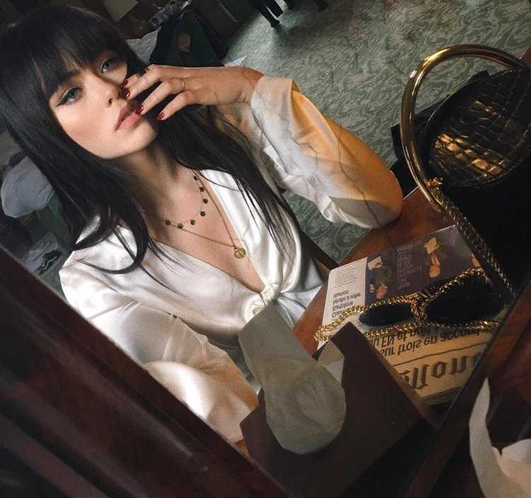 Возбуждающая Лиана, красота с чувственной челкой