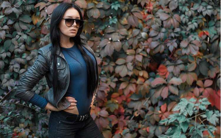 Красивые брюнетки в кожаных куртках