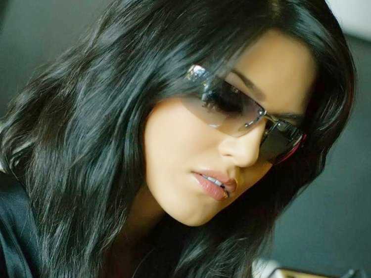 Красивая брюнетка в очках