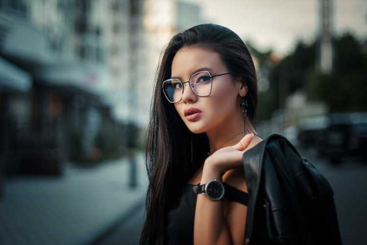 Красивая брюнетка в очках