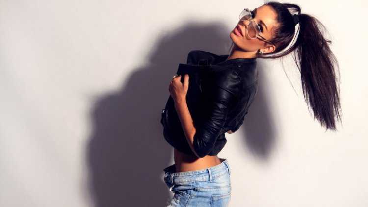 Красивая брюнетка с хвостом