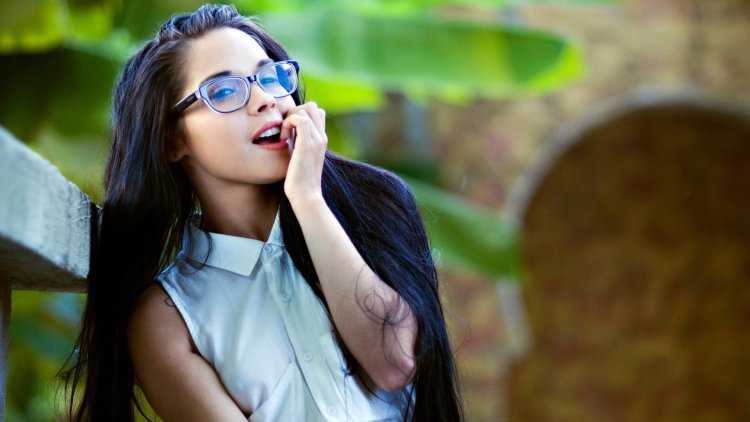 Красивая брюнетка в очках