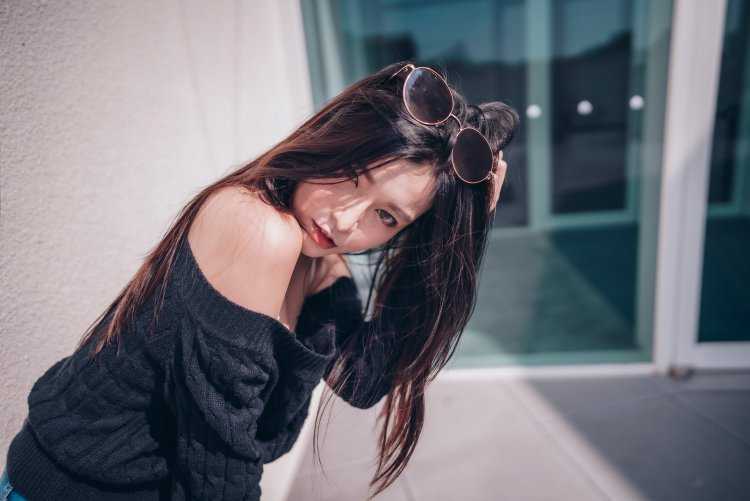 Девушка брюнетка в очках