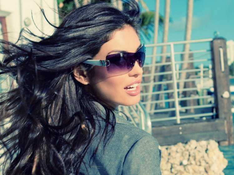 Брюнетка с длинными волосами в очках23