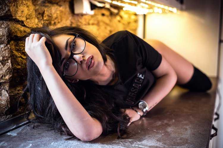 Черноволосые девушки в очках