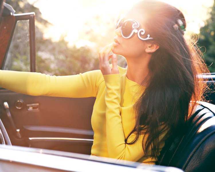 Брюнетка с длинными волосами в очках45