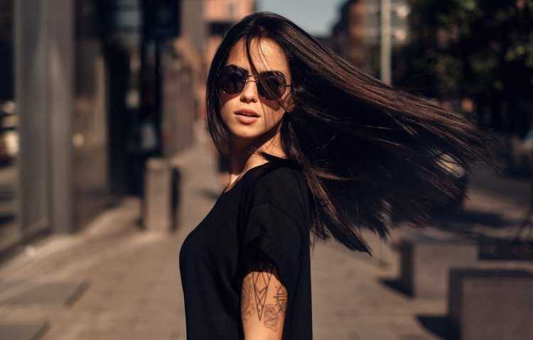 Брюнетка с длинными волосами в очках21