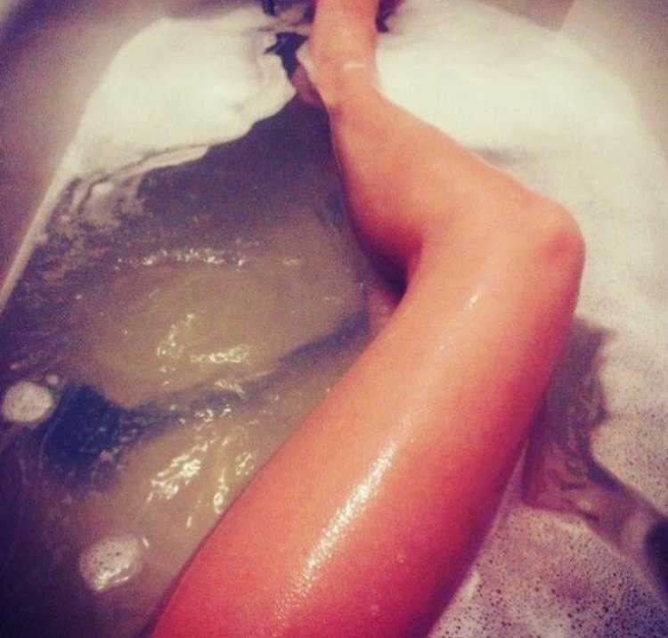 Красивые ноги в ванной