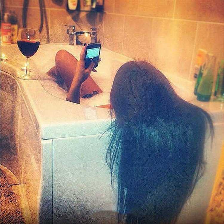 Брюнетка без лица в домашних