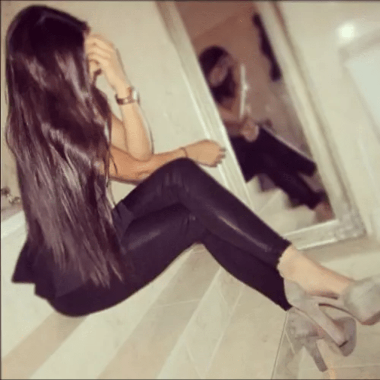 Девушка брюнетка с длинными волосами в маске