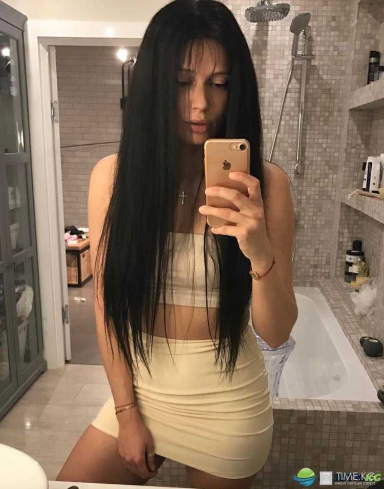 Наталья Рудова с черными волосами