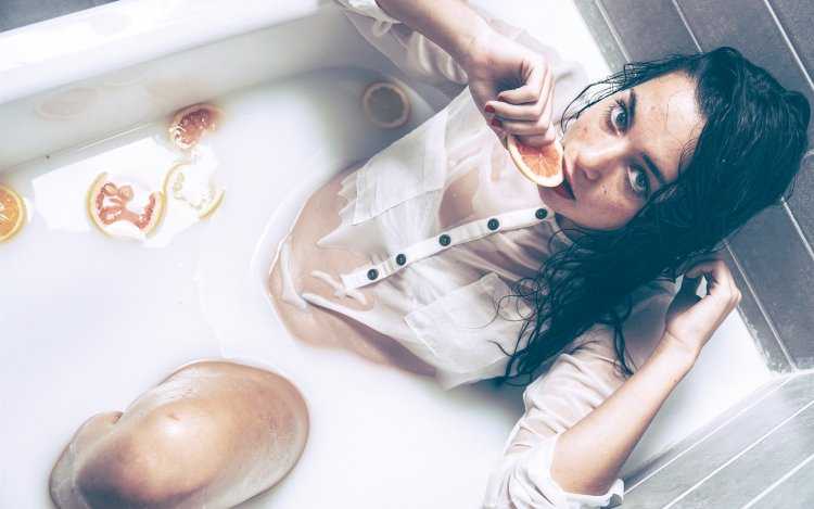 Фотосессия дома в ванной