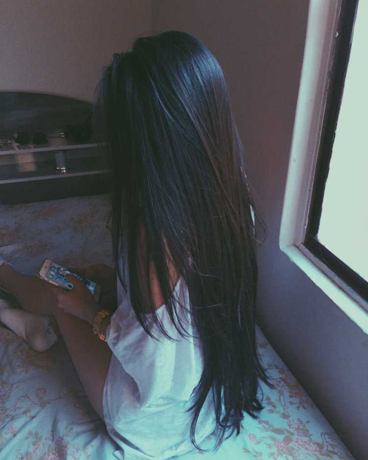 Брюнетка со спины с длинными волосами