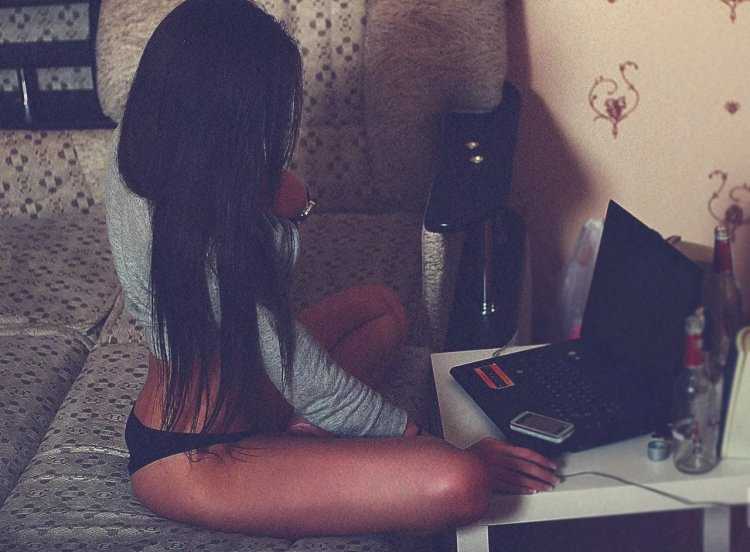 Брюнетка с длинными волосами с ноутбуком