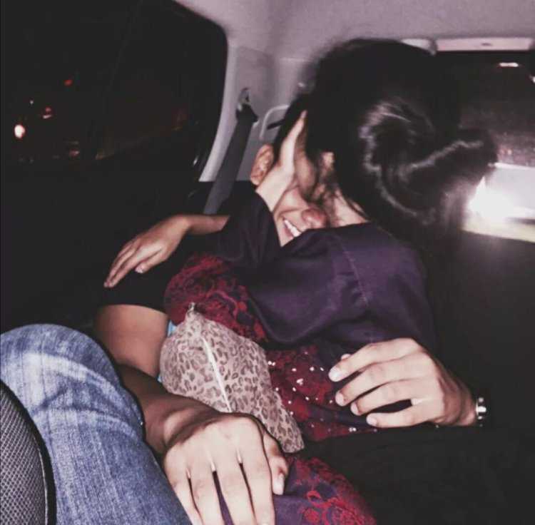 Обнимаются в машине