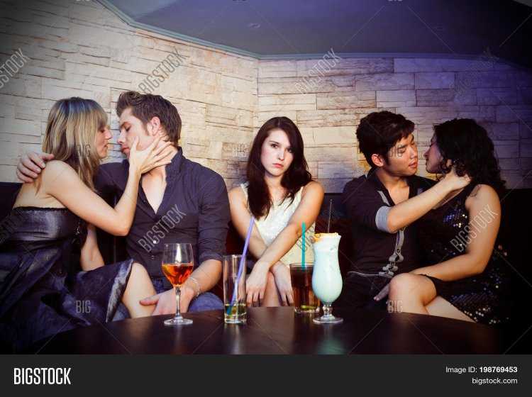 Поцелуй в ночном клубе