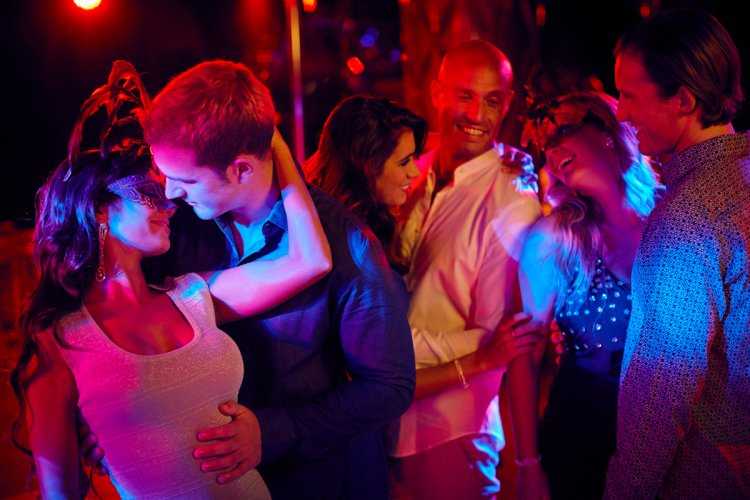 Пара на вечеринке