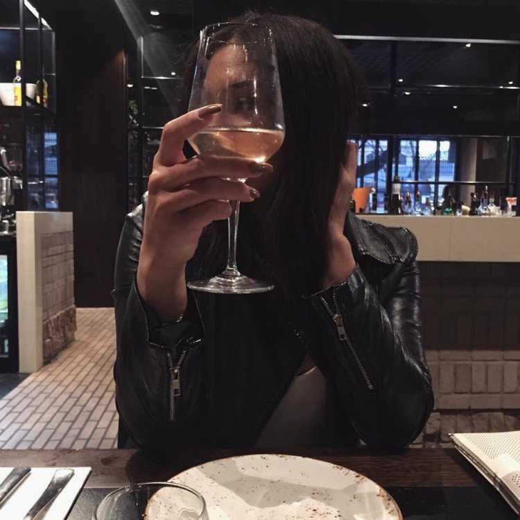 Девушка в кофейне без лица