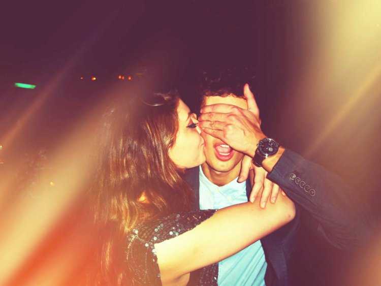 Парень с девушкой в клубе