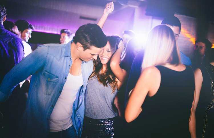 Парень с девушкой в ночном клубе