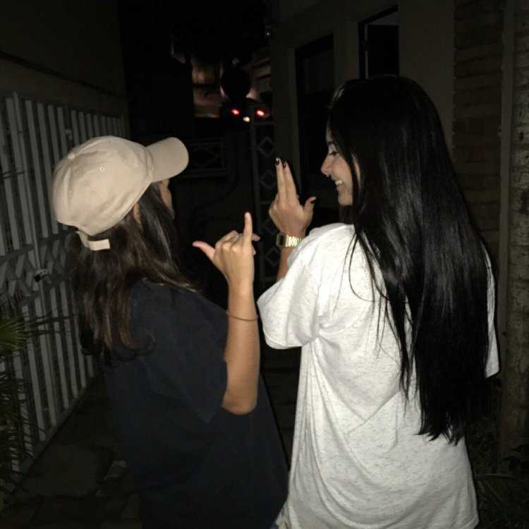 Подруги с темными волосами