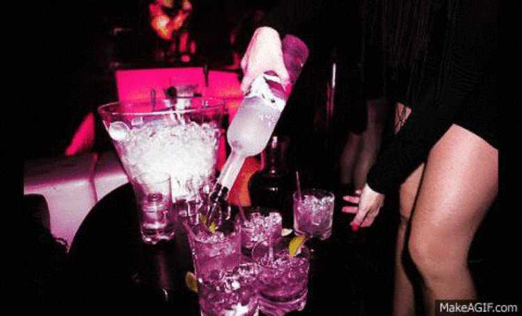 Девушки в клубе с алкоголем