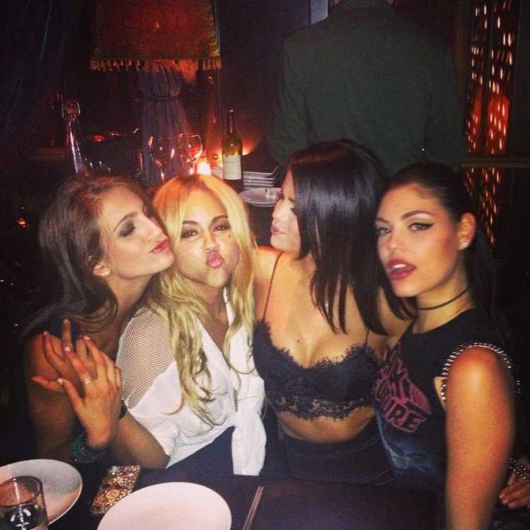 Селена Гомес на вечеринке