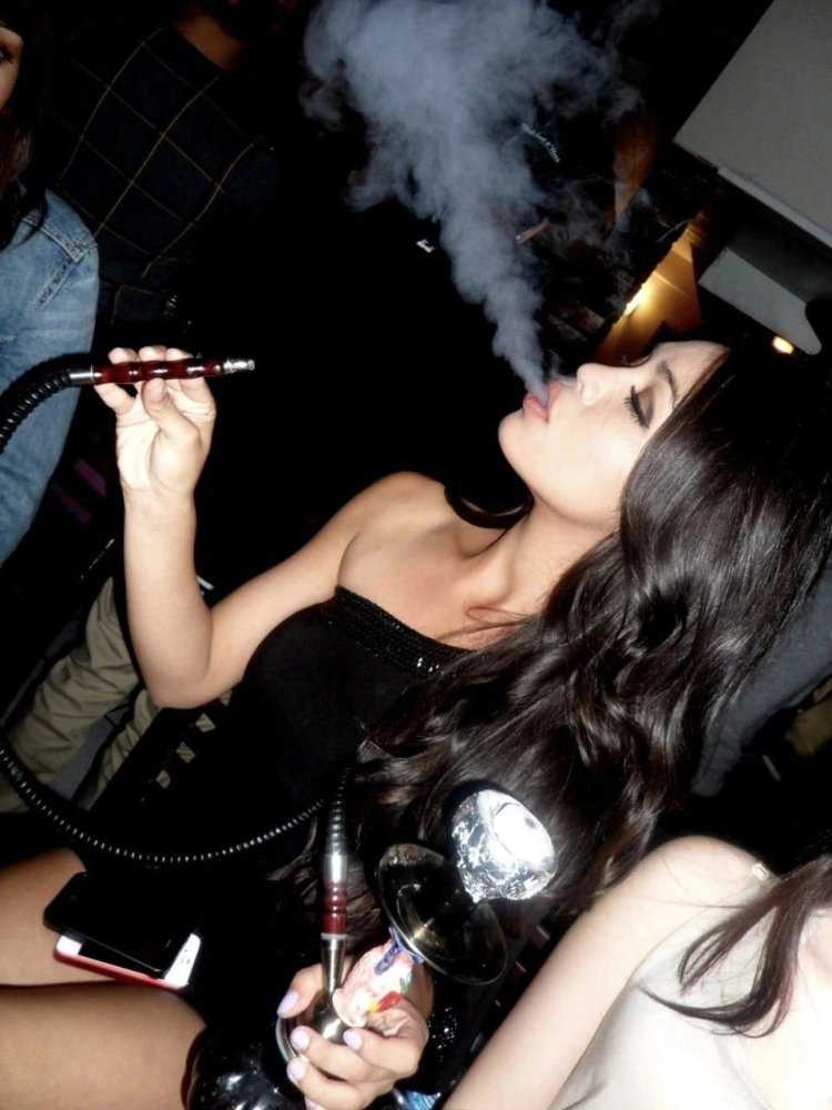 Брюнетка с кальяном