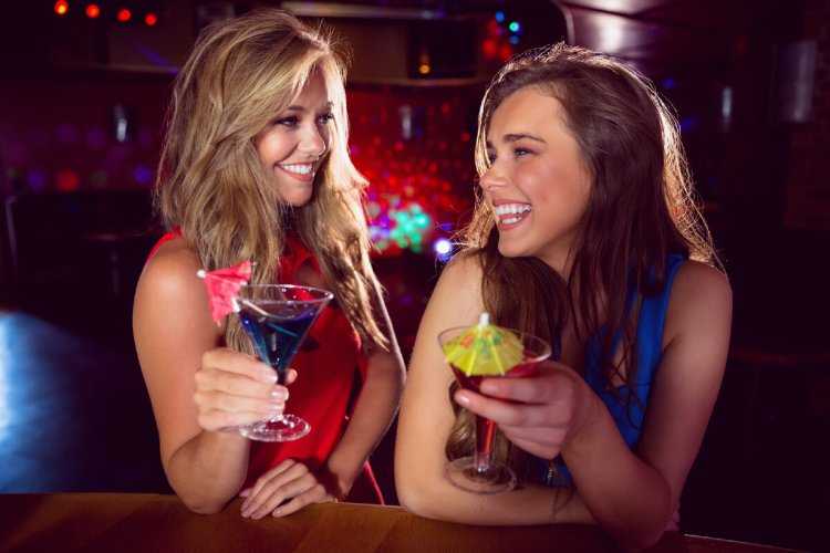 Две девушки с коктейлем