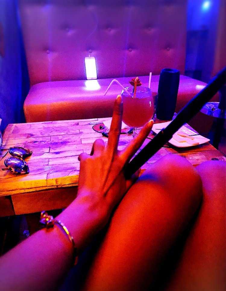 Девушка в клубе без лица