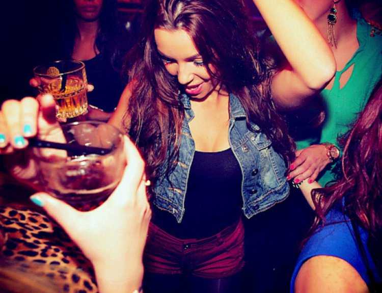 Подруги в баре