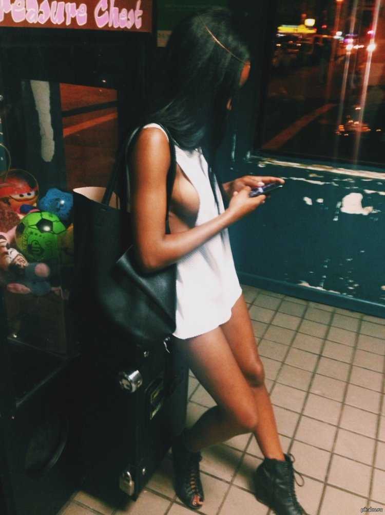 Девушки с черными волосами в кафе