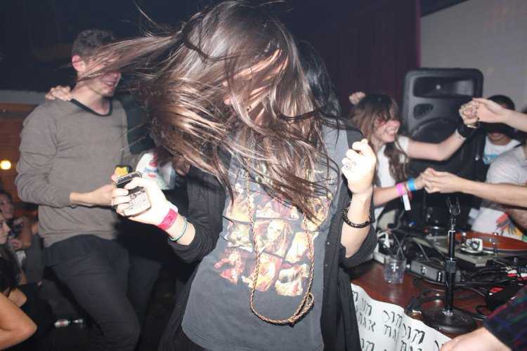 Девушка в ночном клубе со спины