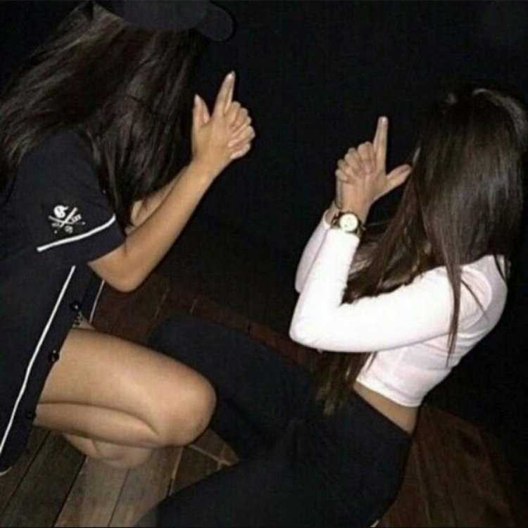 Девушка в клубе без лица