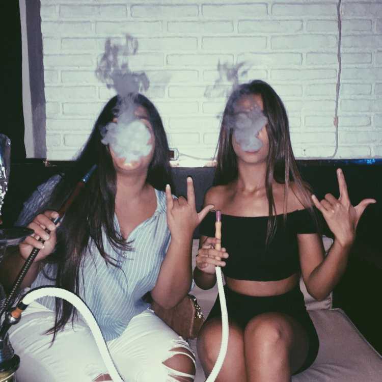 Две девушки курят