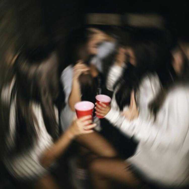 Подростки гуляют вечером