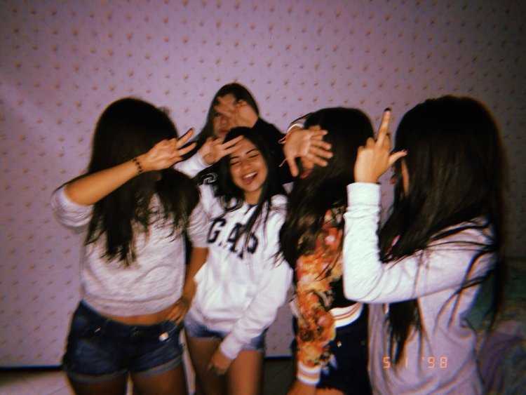 Девушка в компании друзей без лиц