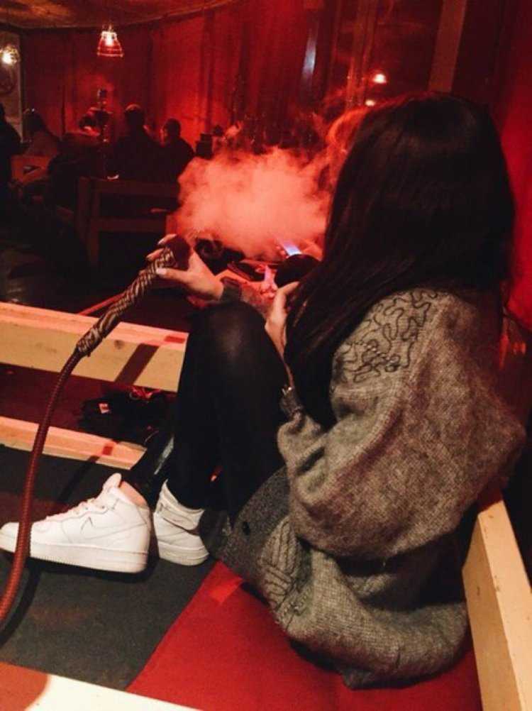 Брюнетка с друзьями в клубе45