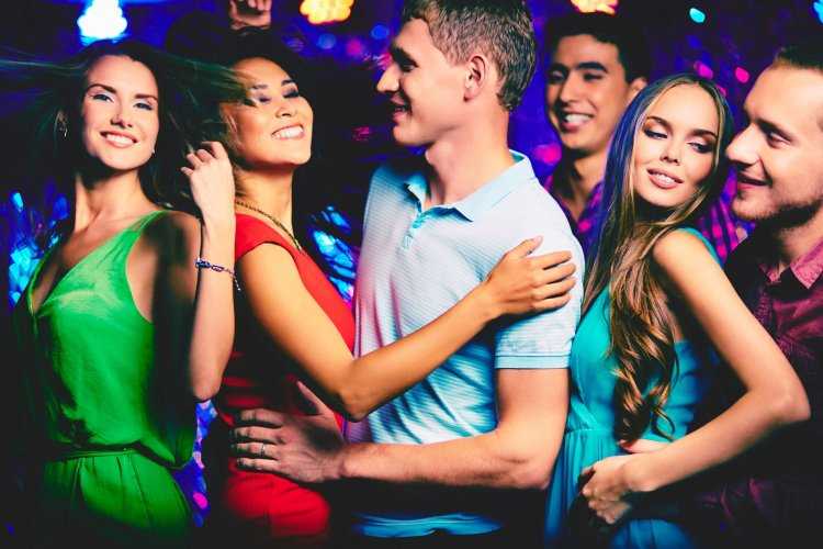 Ночной клуб девушки и парень
