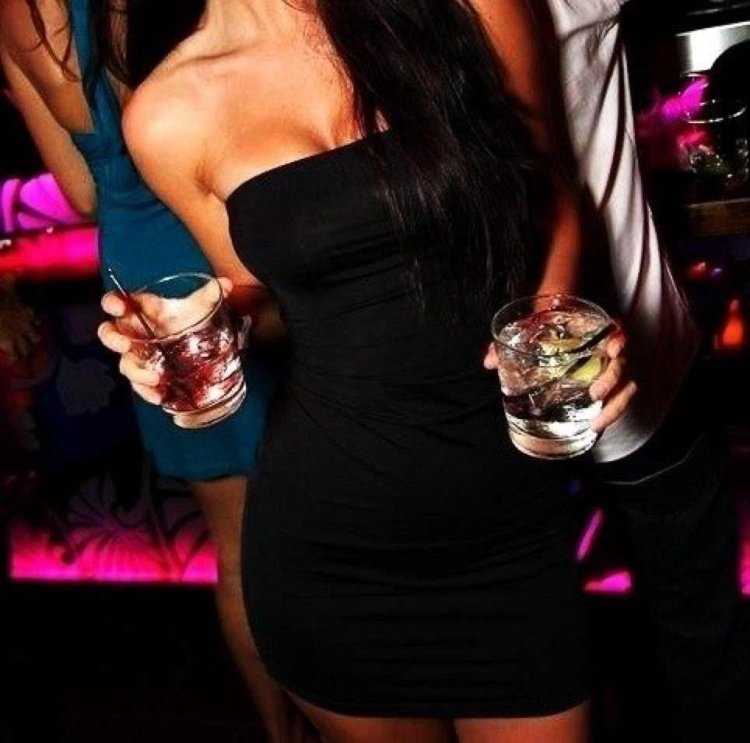 Девушка в платье в клубе