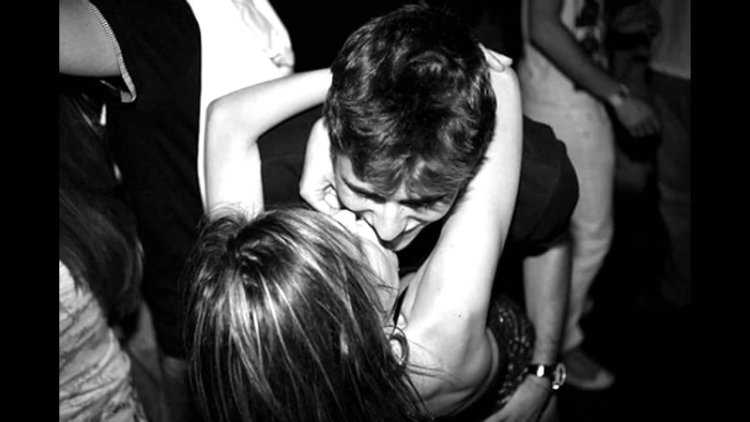 Парень с девушкой в клубе