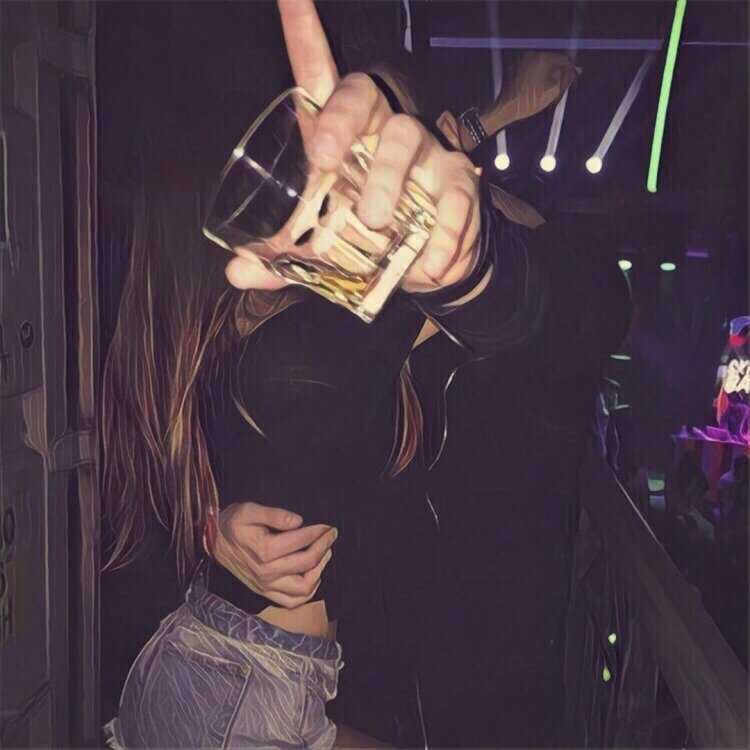 Парень с девушкой в клубе