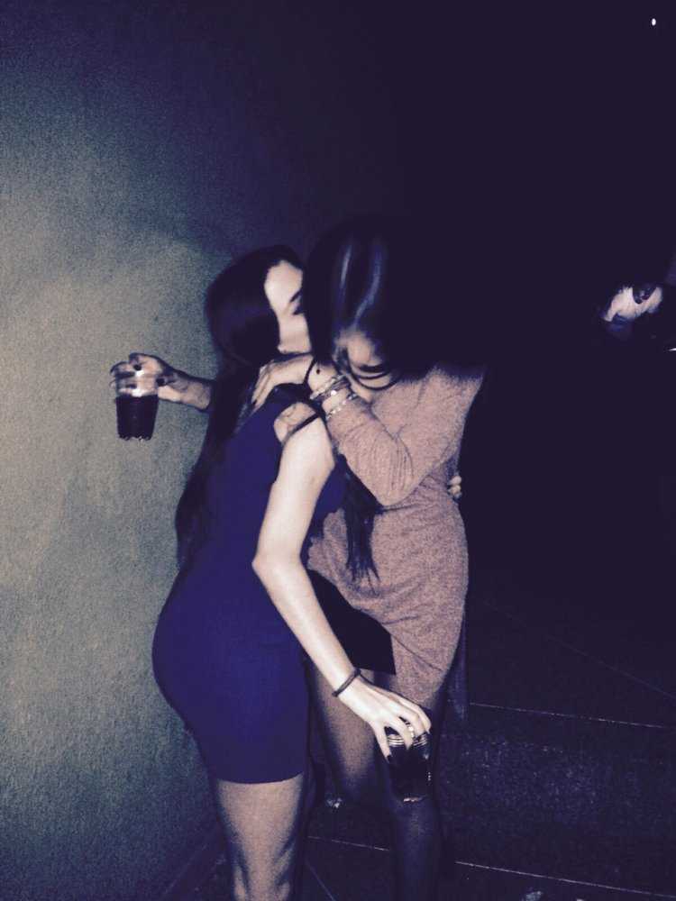 Две девушки обнимаются