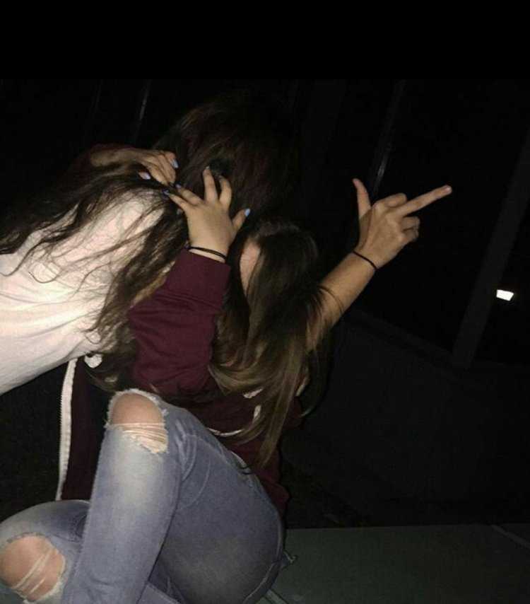 Девушка с подругой ночью