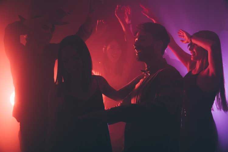 Танцующая пара в клубе