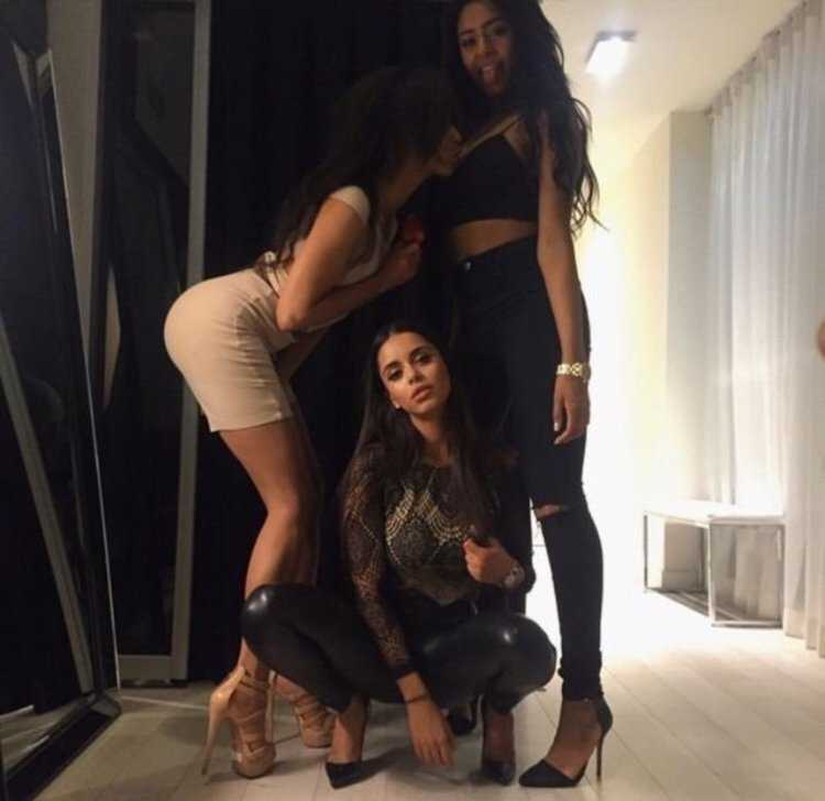 Брюнетка с друзьями